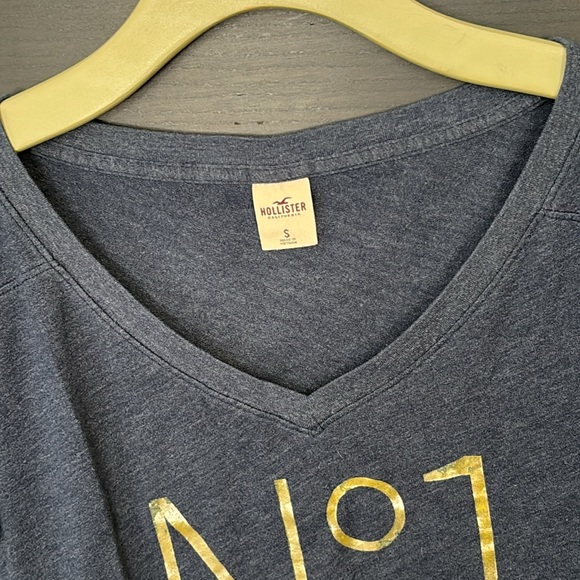 Hollister Women’s Blue “No 1 Cares” Short Sleeve V-Neck Top - Picture 3 of 12